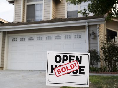 house-with-sold-yard-sign house-with-sold-yard-sign
